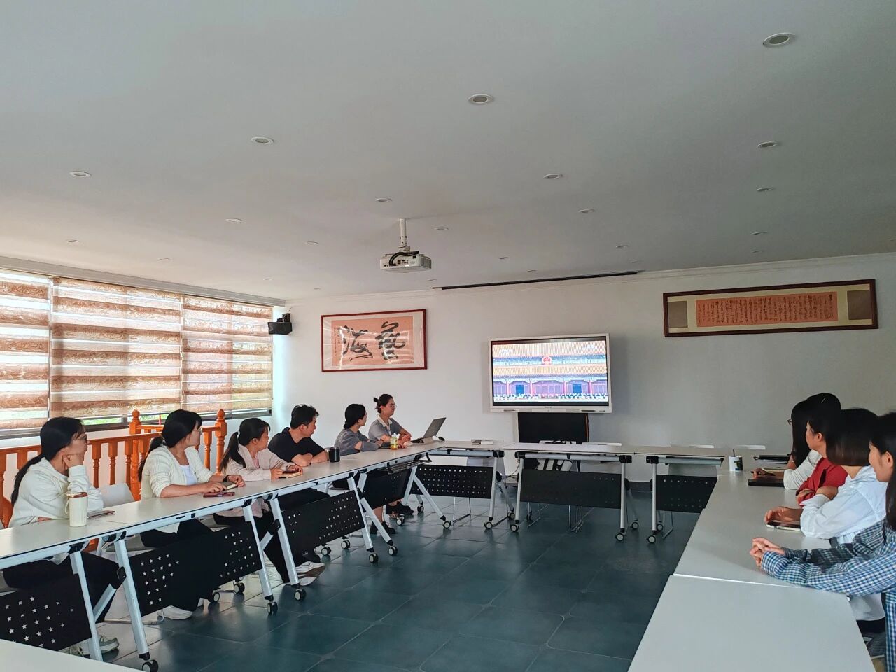 铭记历史，共创未来——海泰财务员工集体观看“纪念中国人民抗日战争暨世界反法西斯战争胜利80周年大会”