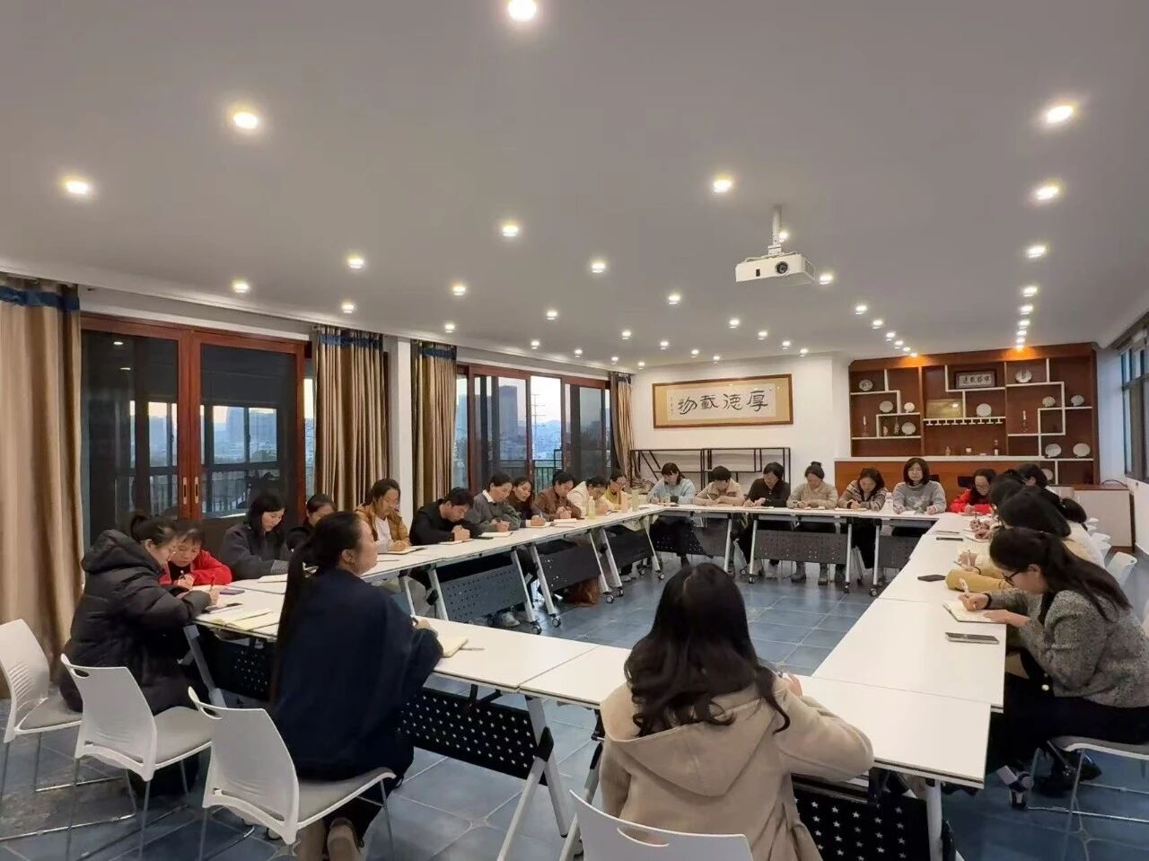 海泰财务 | 季报收官召开总结会议，助力企业稳健前行